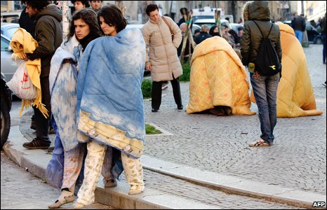 بالصور: الهزة الأرضية في إيطاليا _45637559_blankets_getty