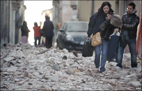 بالصور: الهزة الأرضية في إيطاليا _45637567_walk_getty