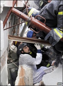 بالصور: الهزة الأرضية في إيطاليا _45637590_rescuer_afp