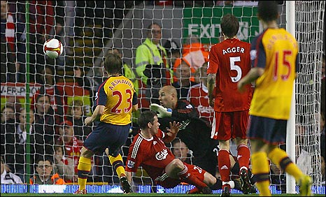 Man Utd v Liverpool - Page 11 _45688112_arshavin466x282_getty