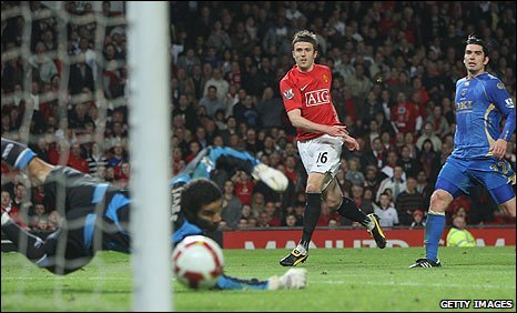 Man Utd v Liverpool - Page 11 _45692075_carrickgoal466