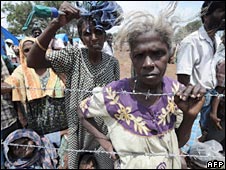 Agony in Sri Lanka's refugee camp _45815850_wire_afp226b