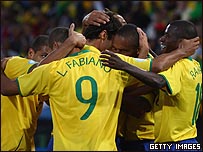 كأس القارات: البرازيل تطيح بأمريكا وتقترب للمربع الذهبي _45945566_brazil00