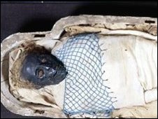 The Egyptian mummy Takabuti and her case _45984331_45243048