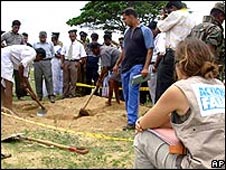 Sri Lanka deaths probe demanded _46055240_exhume226ap