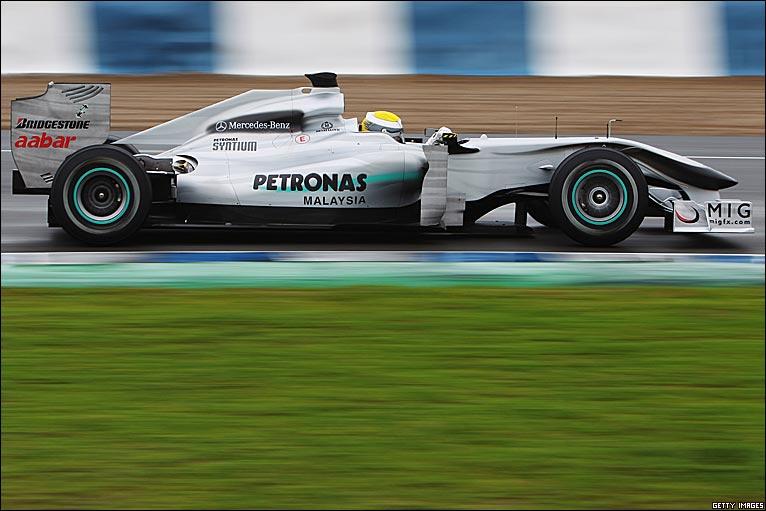 Nico Rosberg took Mercedes to the top of Jerez timesheets before stopping on track on Wednesday _47275650_abgallrosberg766