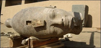 Huge head of pharaoh unearthed in Egypt _47394113_008863634-1