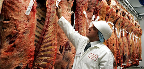 The Good Slaughter: A Proud Meat Cutter Shares His Processin _47524705_cowabbatoirpa466