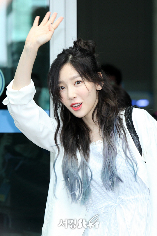 [PIC][09-06-2017]TaeYeon khởi hành đi Hồng Kông để tham dự 2 đêm "PERSONA in HONG KONG" vào trưa nay - Page 2 1OH4RSNET6_1