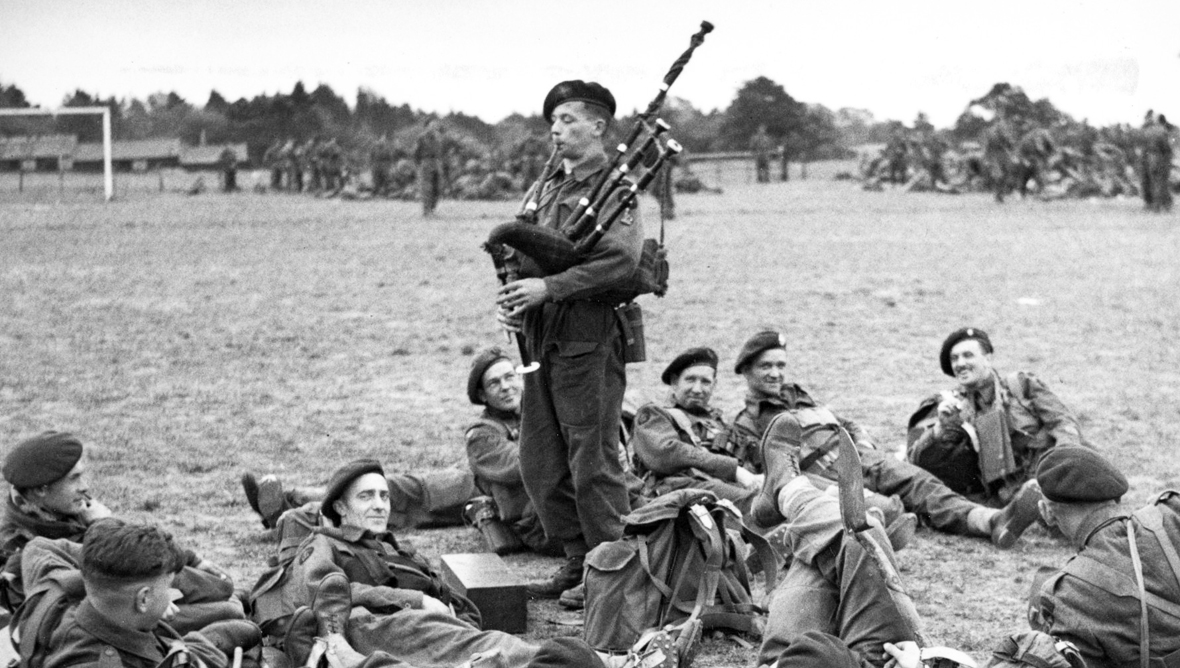 Scottalnd the brave 188966-bill-millin-playing-the-pipes-for-his-fellow-troops-in-1944