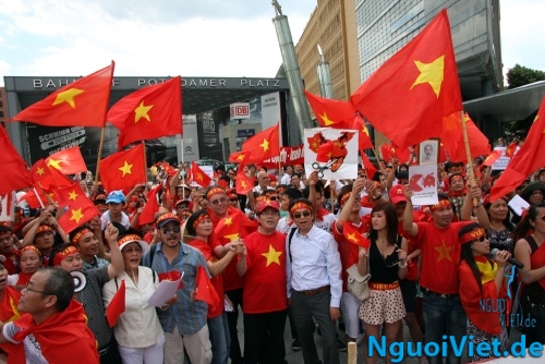 Biểu tình phản đối Trung Quốc qui mô chưa từng có tại Berlin (9/7/2011) BT1