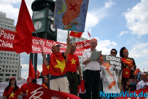 Biểu tình phản đối Trung Quốc qui mô chưa từng có tại Berlin (9/7/2011) BT2