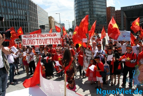 Biểu tình phản đối Trung Quốc qui mô chưa từng có tại Berlin (9/7/2011) BT4