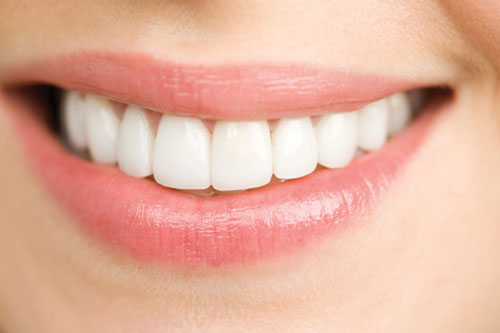 Loại bỏ những ố vàng trên hàm răng với tẩy trắng Loai-bo-nhung-o-vang-tren-ham-rang-voi-tay-trang-rang-1