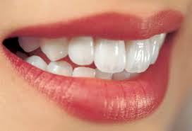 Hàm răng trắng sáng với phương pháp tẩy trắng răng Ham-rang-trang-sang-voi-phuong-phap-tay-trang-rang