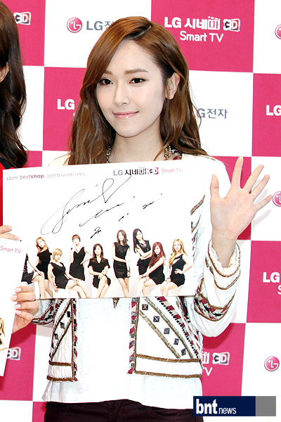 [PIC][15-11-2012]SNSD xuất hiện tại buổi fansign cho thương hiệu "LG" vào chiều nay 133808bdf1225e9cc113eaa0f4a2c99d