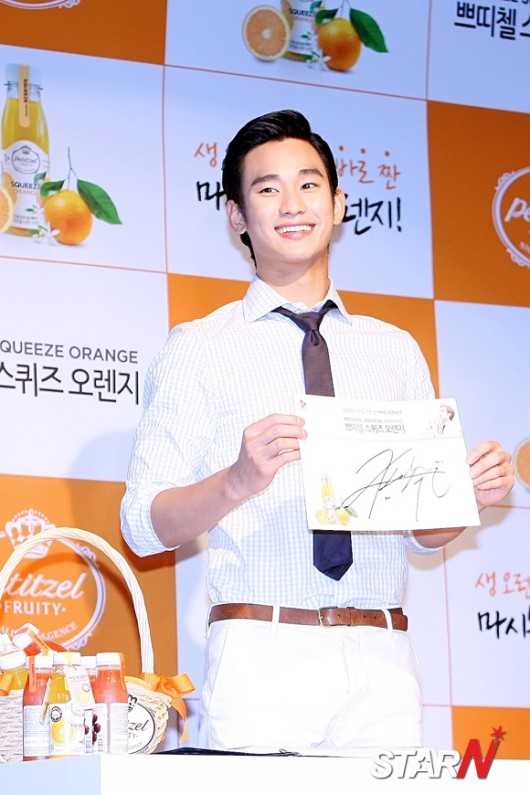 Kim Soo Hyun ký tặng fans do nhãn hiệu nước uống Petitzel tổ chức chiều ngày 8.7 20120708145017727
