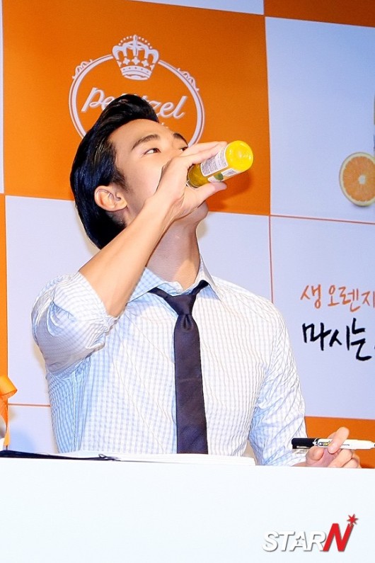 Kim Soo Hyun ký tặng fans do nhãn hiệu nước uống Petitzel tổ chức chiều ngày 8.7 20120708145021237