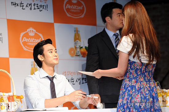 Kim Soo Hyun ký tặng fans do nhãn hiệu nước uống Petitzel tổ chức chiều ngày 8.7 2012070897417_2012070873441