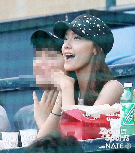 [PIC][15-06-2012]YoonA đến xem trận đấu bóng chày giữa Doosan Bears & Samsung Lions vào chiều nay - Page 2 20126161255300n0zkan_T5_4235