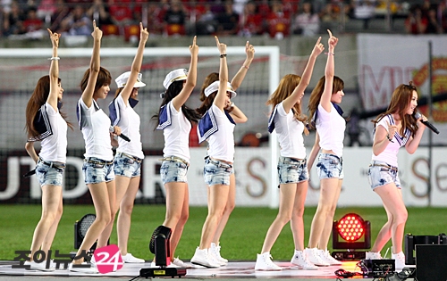 [26.07] SNSD & Son Dambi au match amical entre Manchester United et FC Seoul 1248438154100_1