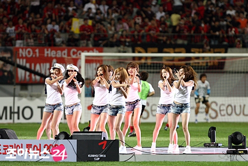 [26.07] SNSD & Son Dambi au match amical entre Manchester United et FC Seoul 1248438178559_1