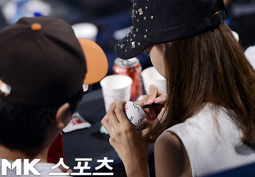 [PIC][15-06-2012]YoonA đến xem trận đấu bóng chày giữa Doosan Bears & Samsung Lions vào chiều nay 20120615_1339760658