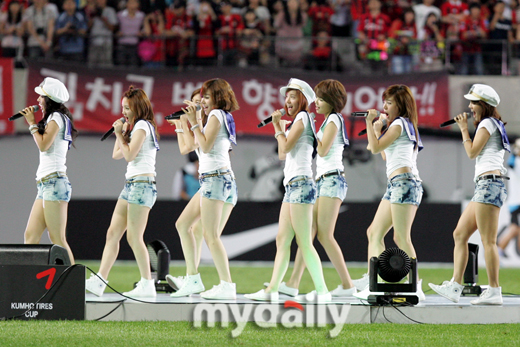 [26.07] SNSD & Son Dambi au match amical entre Manchester United et FC Seoul 200907242109371134_1