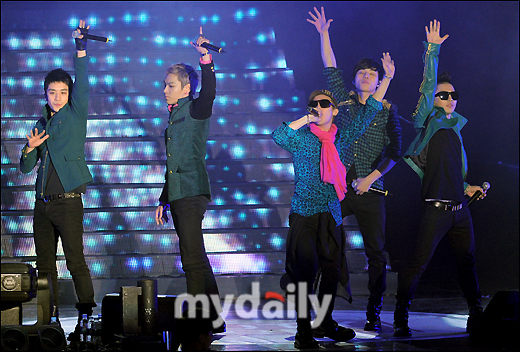 [Pics+Descarga] BIG BANG En Lotte Duty Free Day & Night 10th Family Concert 2011 (110326) 201103262129191136_1