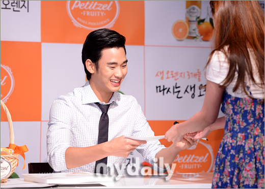 Kim Soo Hyun ký tặng fans do nhãn hiệu nước uống Petitzel tổ chức chiều ngày 8.7 201207081439391110_2