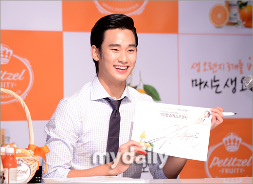 Kim Soo Hyun ký tặng fans do nhãn hiệu nước uống Petitzel tổ chức chiều ngày 8.7 201207081439391110_5