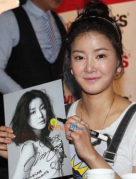 [13.06] Lee Si Young - Séance d'autographe 200906131820561010_1