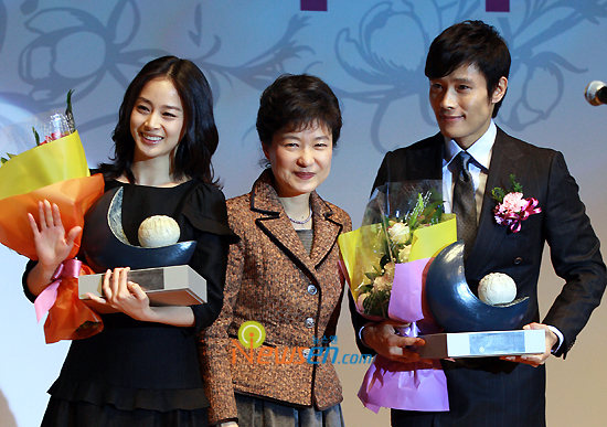 [21.12] Lee Byung Hun, Kim Tae Hee, SNSD reçoivent le prix Daesang 200912211559351010_1