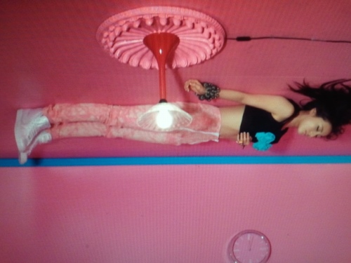 [2NE1] Dara shares a pre-debut photo of herself floating on the ceiling 201102131602131001_1