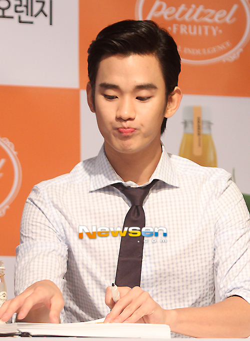 Kim Soo Hyun ký tặng fans do nhãn hiệu nước uống Petitzel tổ chức chiều ngày 8.7 201207081443322010_1