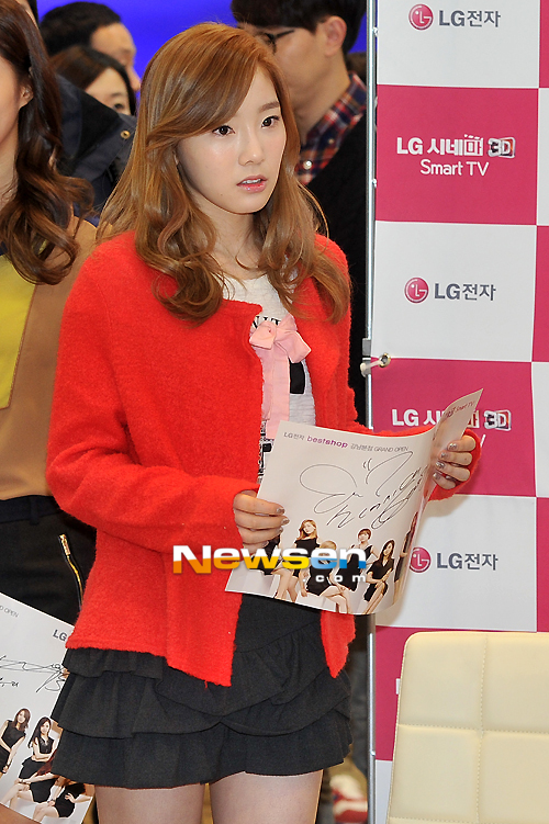 [PIC][15-11-2012]SNSD xuất hiện tại buổi fansign cho thương hiệu "LG" vào chiều nay 201211151848422610_1