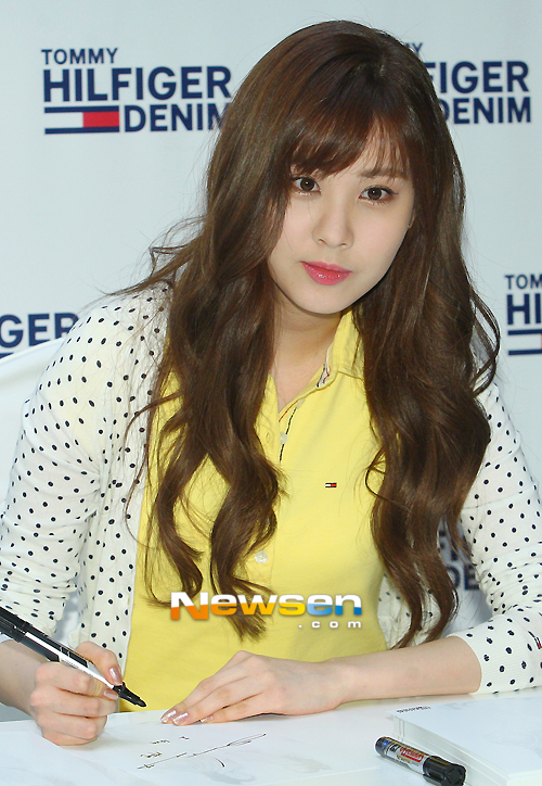 [PIC][14-04-2013]SooYoung và SeoHyun xuất hiện tại buổi fansign cho thương hiệu jean "Tommy Hilfiger" vào trưa nay 201304141421442010_1