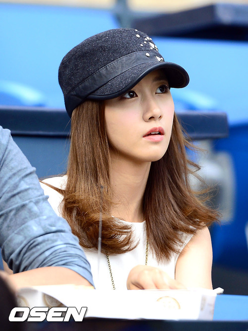 [PIC][15-06-2012]YoonA đến xem trận đấu bóng chày giữa Doosan Bears & Samsung Lions vào chiều nay 201206151827778028_1