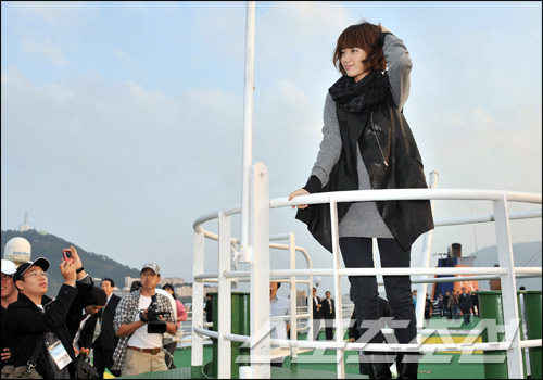 [06.11] Han Hyo Joo - Promotion Pour l'appareil photo Samsung à Pusan 9bb75106