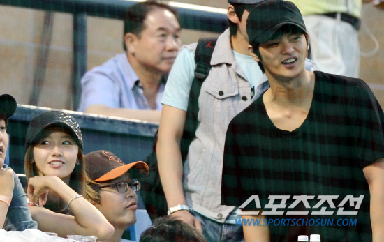 [PIC][15-06-2012]YoonA đến xem trận đấu bóng chày giữa Doosan Bears & Samsung Lions vào chiều nay 2012061501001247000092491