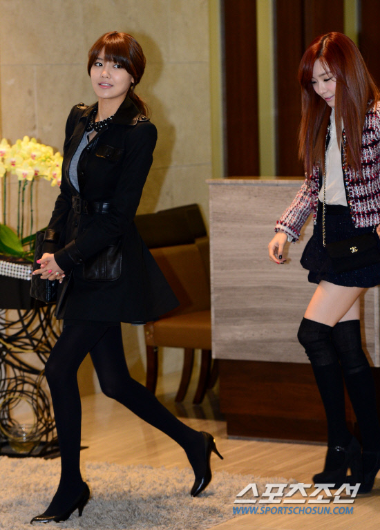 [PIC][16-12-2012]Tiffany và SooYoung đến tham dự lễ cưới của Hong Rok-ki vào trưa nay 2012121601000976300082311