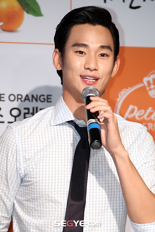 Kim Soo Hyun ký tặng fans do nhãn hiệu nước uống Petitzel tổ chức chiều ngày 8.7 20120708020499_0
