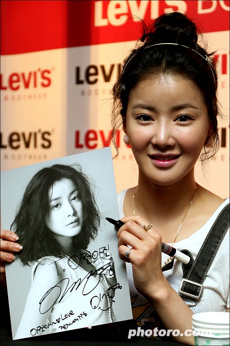 [13.06] Lee Si Young - Séance d'autographe 20090613174023335