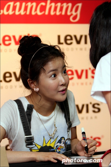 [13.06] Lee Si Young - Séance d'autographe 20090613175734916