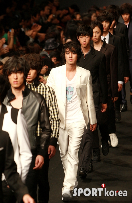 [16.10] Seoul Fashion Week S/S (Yoon Eun Hye, Kim Bum, Lee Ji Ah, So Ji Sub, Bigbang) 20091016173608721