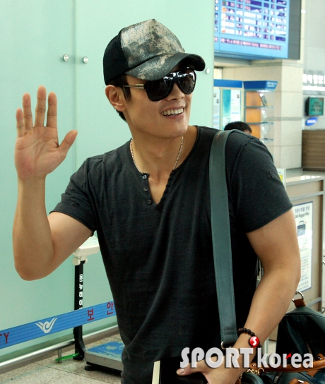 Byung Hun en route pour les États-Unis pour le tournage de GI Joe 2. 20110721175647751