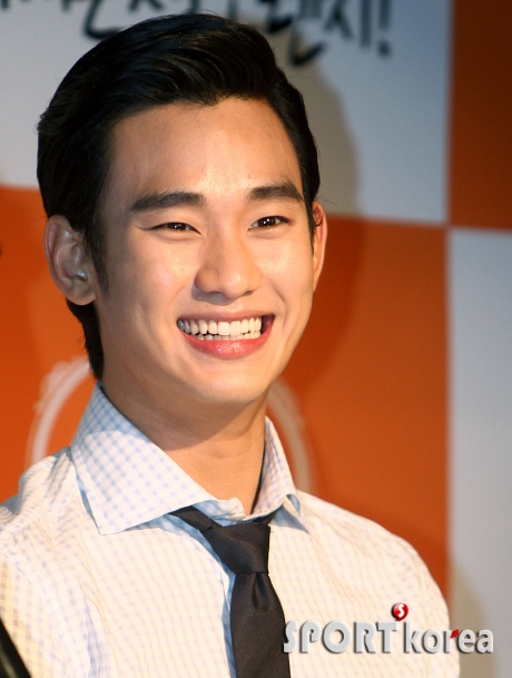 Kim Soo Hyun ký tặng fans do nhãn hiệu nước uống Petitzel tổ chức chiều ngày 8.7 20120708144229732