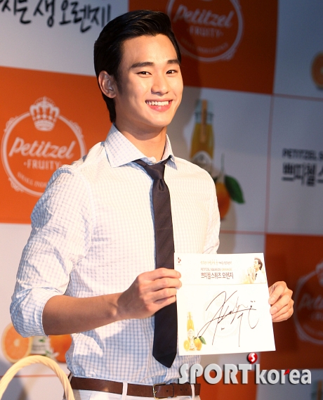 Kim Soo Hyun ký tặng fans do nhãn hiệu nước uống Petitzel tổ chức chiều ngày 8.7 20120708144701461