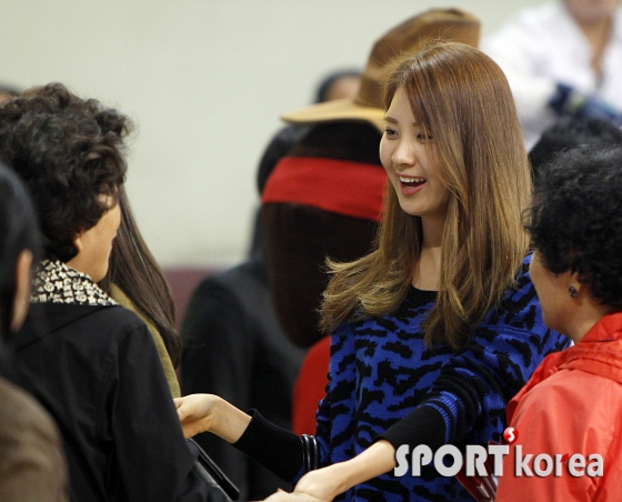 [PIC][13-10-2012]SeoHyun và SooYoung xuất hiện tại trận đấu bóng rổ cùng Park Seungil tại SVĐ Anyang vào chiều nay 201210131627406762