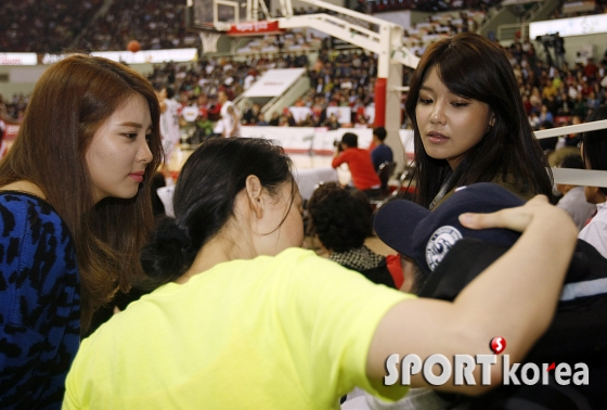 [PIC][13-10-2012]SeoHyun và SooYoung xuất hiện tại trận đấu bóng rổ cùng Park Seungil tại SVĐ Anyang vào chiều nay 201210131627406763